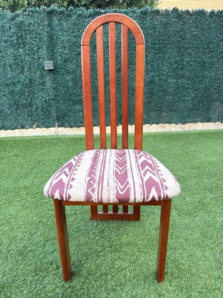 Silla de madera con asiento estampado