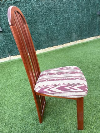 Silla de madera con asiento estampado