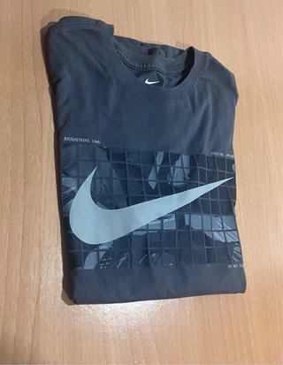 Camiseta Nike Gris Talla M Sin usar