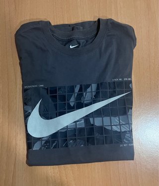 Camiseta Nike Gris Talla M Sin usar