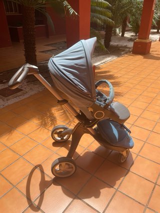 Stokke Xplory V5 con capazo y silla – Color azul