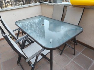 Tavolo e 4 sedie da esterno con ombrellone 20 euro