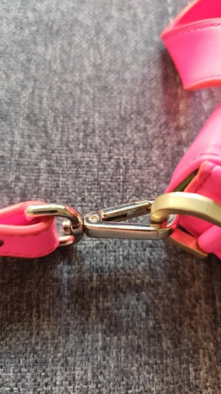 Bolso rosa con corazón dorado, interior decorado