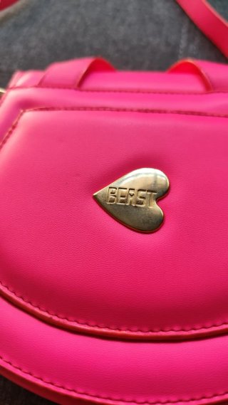 Bolso rosa con corazón dorado, interior decorado