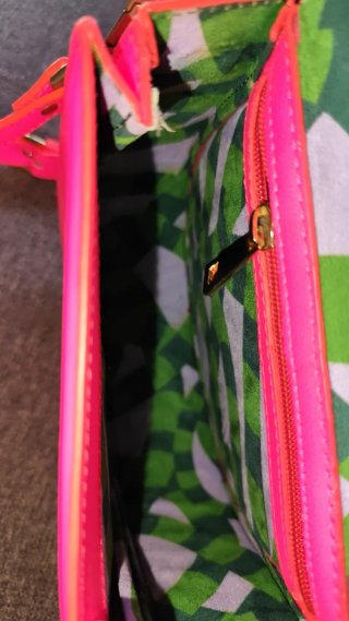Bolso rosa con corazón dorado, interior decorado