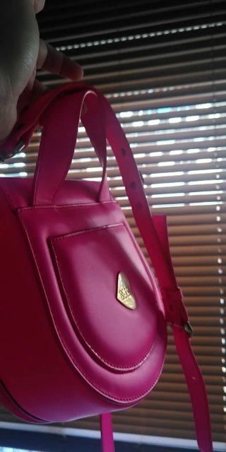 Bolso rosa con corazón dorado, interior decorado