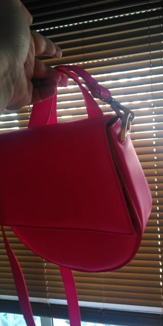 Bolso rosa con corazón dorado, interior decorado