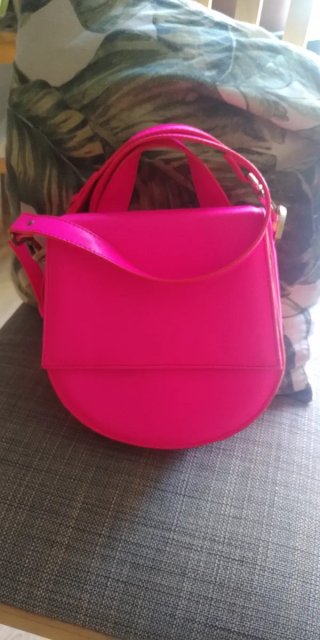Bolso rosa con corazón dorado, interior decorado
