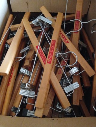 Perchas de madera con pinzas (0,50€)
