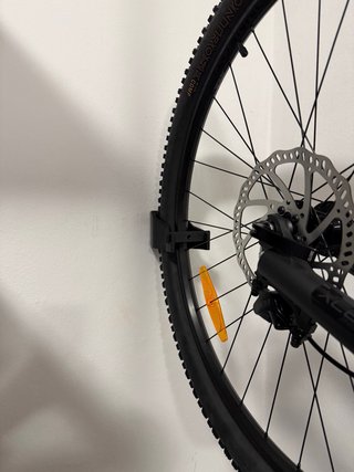 Soporte vertical de pared para bicicleta