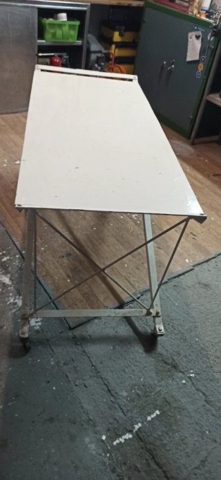 Mesa de trabajo alta con ruedas