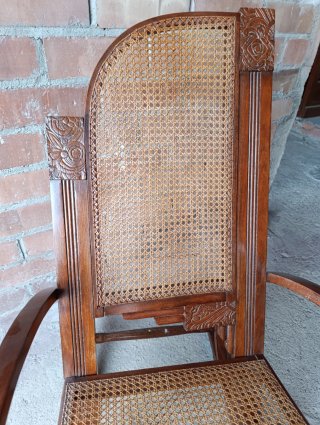 Mecedora de madera con ratán