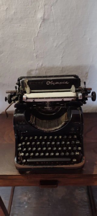 Máquina de escribir Olympia negra