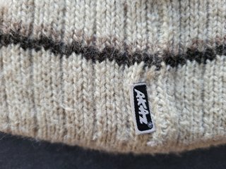 Gorro AKAZ infantil bege e castanho
