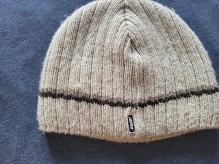 Gorro AKAZ infantil bege e castanho