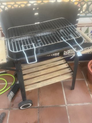 Barbacoa de metal y madera