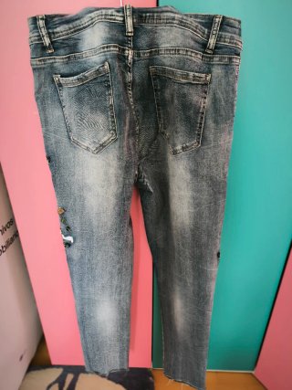 Jeans Talla 42 con Bordado Floral