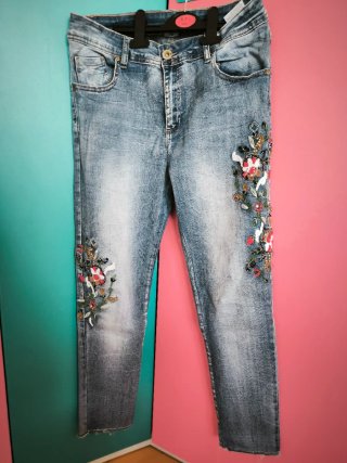 Jeans Talla 42 con Bordado Floral