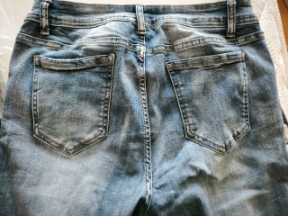 Jeans Talla 42 con Bordado Floral