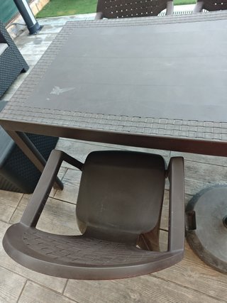 Mesa de jardín con sillas