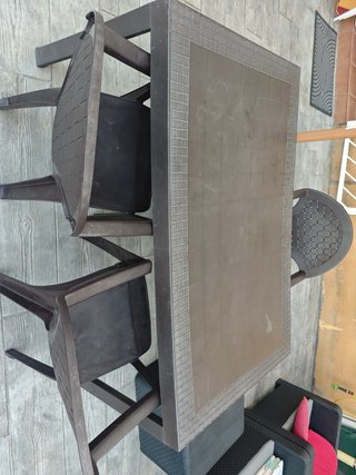 Mesa de jardín con sillas