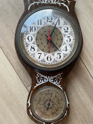 Reloj de pared con termómetro y barómetro