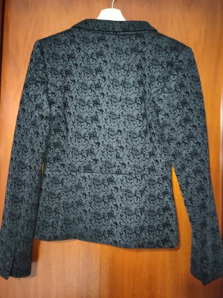 Americana Krowim Negra con Estampado Floral