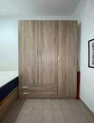 Armario de madera color beige y marrón