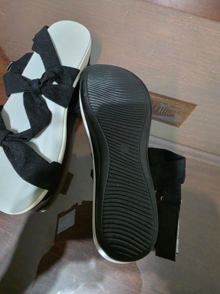 Sandalias negras y blancas con lazo