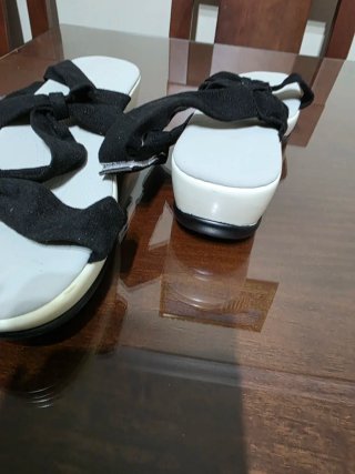 Sandalias negras y blancas con lazo