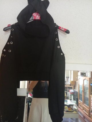 Sudadera negra con capucha y orejas