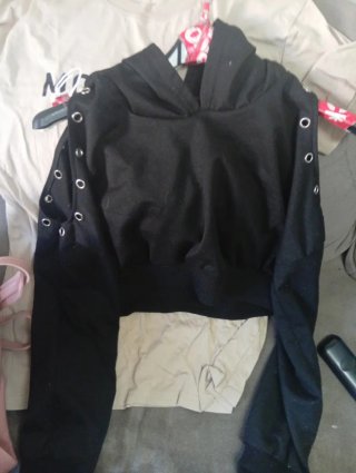 Sudadera negra con capucha y orejas