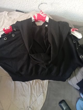 Sudadera negra con capucha y orejas