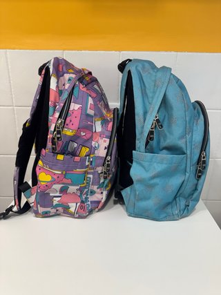Mochila Totto modelo Crayoles, buen estado.