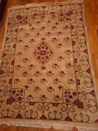 Bonita alfombra de salón de lana