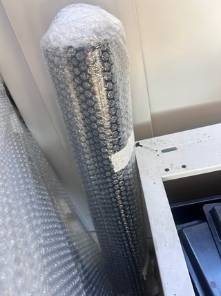 Escritorio de madera gris con patas negras mate.
