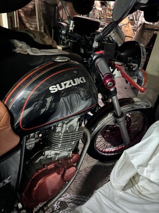 Suzuki TU250X Moto Naked Negra y Marrón