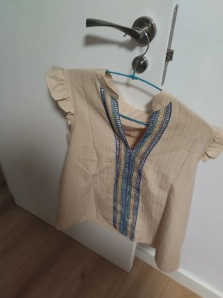 Blusa beige con volantes y bordado