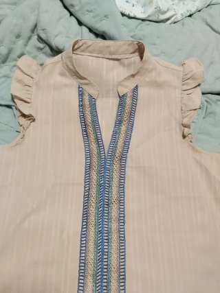 Blusa beige con volantes y bordado
