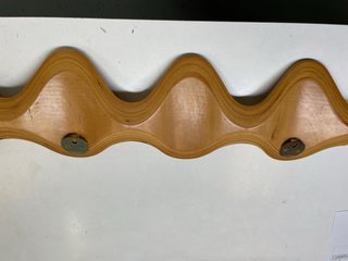 Percha de madera ondulada