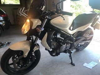Suzuki Gladius Naked Blanca y Negra