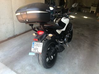 Suzuki Gladius Naked Blanca y Negra