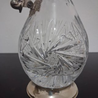 Jarra de cristal tallado con asa de plata
