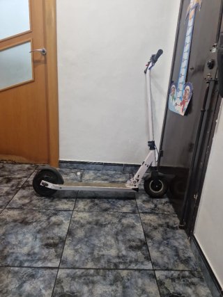 Dos patinetes eléctricos 1 smartGyro i otro Denver