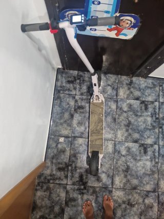 Dos patinetes eléctricos 1 smartGyro i otro Denver