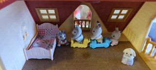 Casita Sylvanian Families con figuras