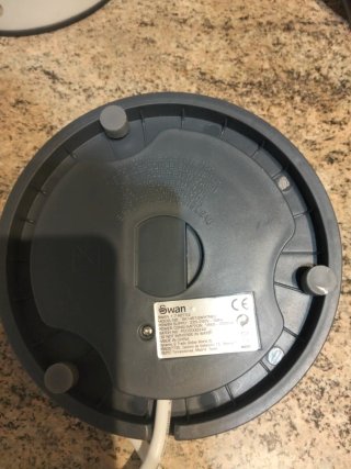 Hervidor de agua blanco con asa de madera