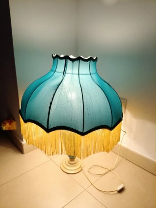 Lámpara de mesa azul con flecos