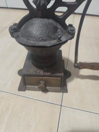 Balanza antigua de latón y madera