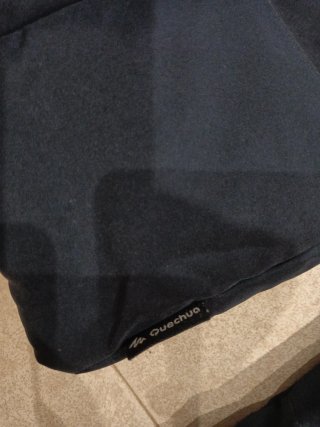 Cazadora azul y amarilla